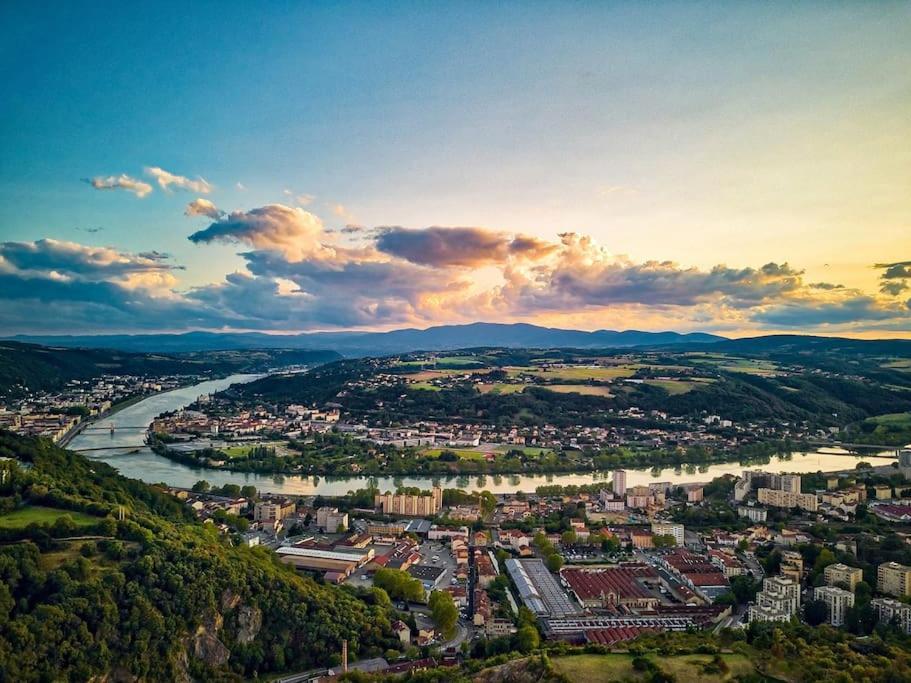 Апартаменти L'Ambitieux - Centre De Vienne Екстер'єр фото